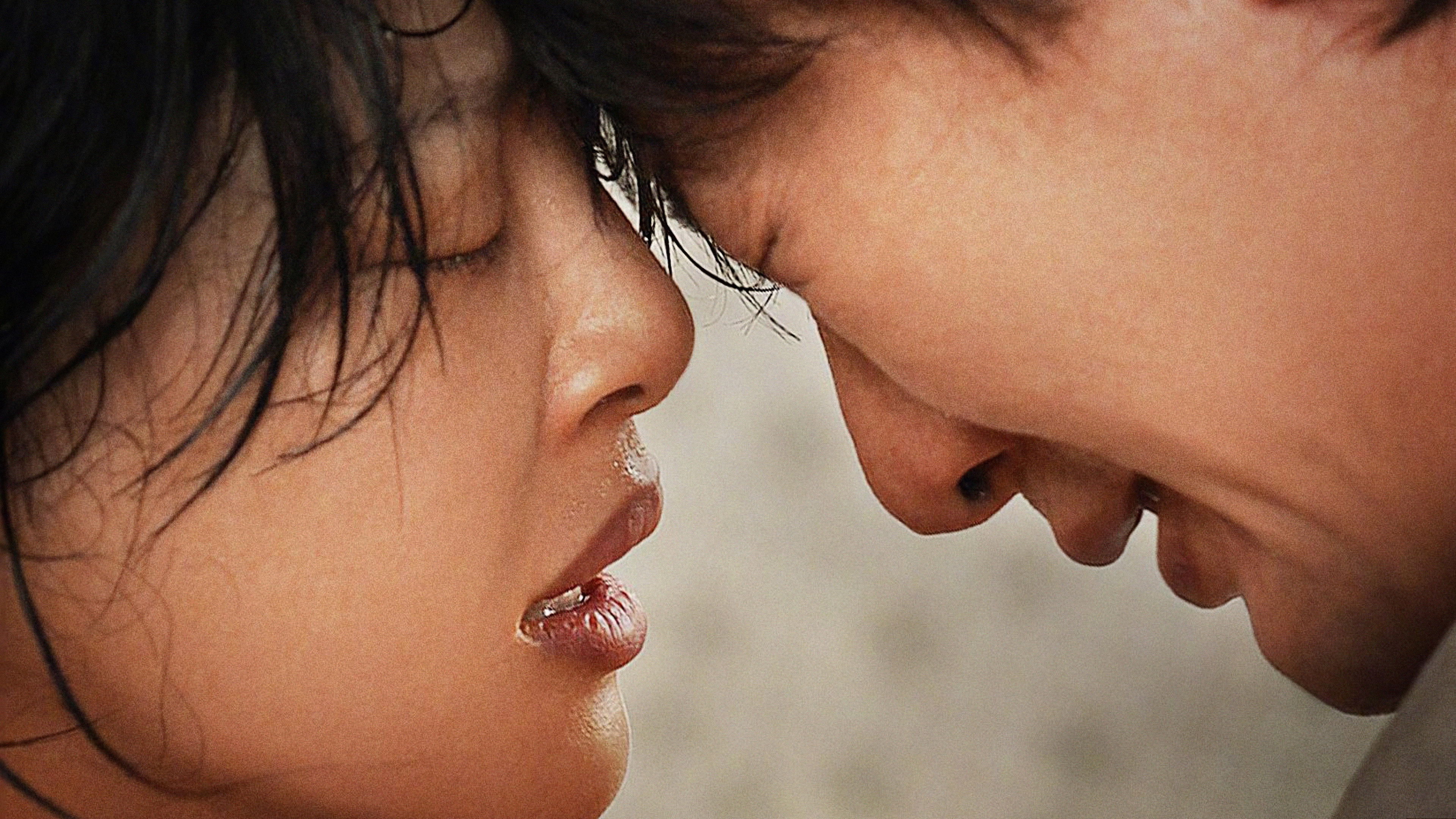 Mặt Trời Treo Giữa Bầu TrờiHình bìa